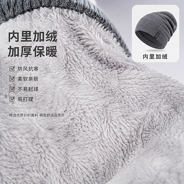 [主图-5] 针织帽内里加绒细节特写展示，帽子内部毛绒材质放大展示。
[氛围风格] 品质细节展示风，1688源头工厂品质感，干净专业，商业摄影质感。
[画质] 商业摄影质感、光线柔和通透、毛绒纤维清晰可见、画面干净高级，超高清微距细节。
[元素] 画面主体为帽子内里加绒的微距特写，展示灰白色加厚毛绒材质，毛绒纤维根根分明，柔软蓬松质感强烈。画面上方露出一小部分帽子外层针织面料作为参照，体现内外层结构。背景为浅灰色渐变，简洁干净。右侧配有小图展示帽子整体外观（灰色针织帽侧面），形成画中画效果，小图下方标注"内里加绒"。保持毛绒材质外观（即材质质感、颜色、蓬松度）与输入产品图绝对一致，杜绝任何变形和色差，精细化处理。
[光影] 顶部柔和漫射光为主光，均匀照亮毛绒表面，突出毛绒的蓬松感与纤维细节；侧下方微弱辅光增加立体感；整体光线明亮柔和，无硬阴影。
[配色] 主色灰白色（毛绒）+深灰色（针织外层）；辅色浅灰（背景）+白色（高光）。
[视角构图] 正面俯视微距视角，毛绒细节充满画面大部分区域，右上角画中画小图展示整体帽子，构图有主有次，视觉中心在毛绒主体。
[文字版式] 左侧中部左对齐，主标题大字粗体无衬线深灰色"内里加绒 加厚保暖"，下方分两行辅助小字，每行前加小对勾图标："防风抗寒"、"柔软亲肤"、"不易起球"、"易打理"，字号约为主标题一半，深灰色字体。底部小字"精选优质针织面料 精致舒适品质好"，浅灰色小号字体。所有文字不遮挡毛绒主体细节。
[输出要求] 1:1比例，文字清晰锐利，画面超高清商业摄影质感。
[负向提示词] 变形，文字错乱，产品图模糊，背景杂乱，水印，电商平台Logo，毛绒质感失真，色差严重。