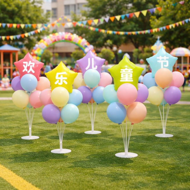 生成热闹的幼儿园儿童节布置的场景图，把图中的5个气球桌飘一排放在幼儿园六一活动的操场上，沿着z轴纵深排列，保持气球造型不变，远景是幼儿园六一活动，视角聚焦在气球上，商业摄影，光影自然，高清晰度，极高细预览效果