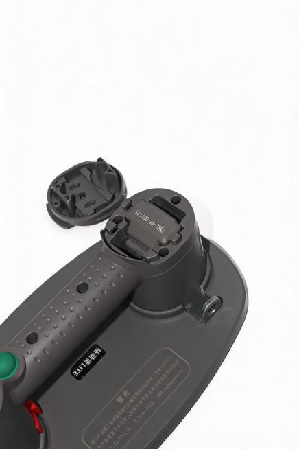 产品精修，置于纯净的纯白背景上。3D渲染，OC渲染，精准还原产品颜色和产品材质塑料的哑光，立体感强烈，光影明暗关系强烈，清除所有指纹、灰尘与瑕疵，让产品看起来崭新，机身光影立体感强，提升整体质感和高级预览效果