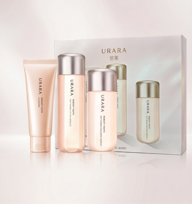 基于参考图生成产品渲染图，前景保留三个URARA护肤品，不改变产品本身的文字、光影和拍摄效果，将后方的URARA礼盒作为背景放置预览效果