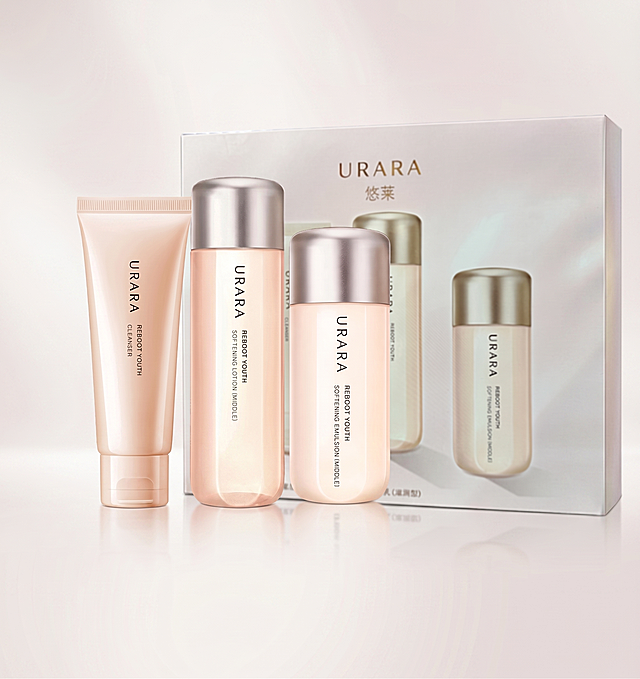 基于参考图生成产品渲染图，前景保留三个URARA护肤品，不改变产品本身的文字、光影和拍摄效果，将后方的URARA礼盒作为背景放置