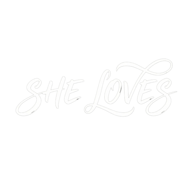 设计SHE LOVES的字体logo，字体风格与图中TOOT BABY一致，为带有飘逸装饰笔画的手写艺术字体，白色字体搭配纯黑色背景，整体符合logo设计规范预览效果