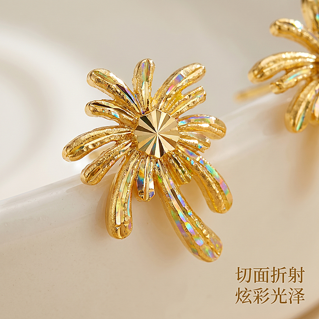 [主图 3] 足金烟花耳环细节微距展示。
[氛围风格] 精致细节，高级质感；
[画质] 超高清微距商业珠宝摄影，干净通透，细节清晰。
[元素] 单只烟花造型足金耳环局部微距，放大展示烟花花瓣的切割切面和炫彩工艺，每一个切面的反光和纹理都清晰呈现。保持产品结构和颜色与原图一致。主体占比约70%，放置在奶油白陶瓷背景上。
[光影] 柔侧光突出切面的立体感，轮廓光勾边，体现黄金金属光泽，火彩清晰。
[配色] 背景奶油白，衬托暖金色耳环，简洁干净。
[视角构图] 微距特写，聚焦切面细节，背景浅景深虚化。
[文字版式] 右下标注小字“切面折射 炫彩光泽”，深金色，精致不抢主体。
[比例分辨率] 1:1 比例，2k分辨率，超高清。
[负向提示词] 变形，模糊，划痕，脏点，文字遮挡主体，背景杂乱