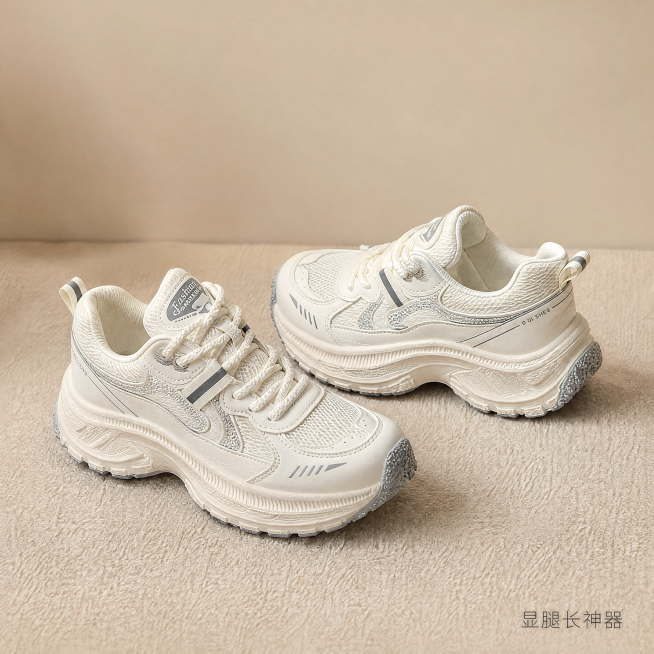 [主图-3] 网面镶钻老爹鞋成对展示，保持鞋子外观物理结构、材质质感、米白色与原图绝对一致，杜绝变形和色差，精细化处理。[氛围风格] 简约产品摆拍，高级质感；[画质] 商业摄影质感、光线柔和通透、产品预览效果