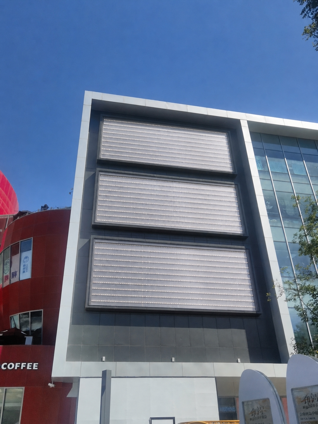 以第一张图为底图，保持建筑外观、透视角度、蓝天、左侧红色建筑、… - 图片创意预览