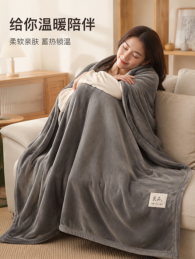 [第6屏] 使用体验展示，模特裹毯实拍，灰色纯色休闲绒毯，本屏使用【图1】作为商品主体。  
[氛围/风格] 温馨居家体验，慵懒舒适氛围感，日式空间。
[元素布局] 年轻亚洲女生裹着灰色绒毯，半靠在沙发上，双手自然抱膝，表情放松舒适。绒毯覆盖腿部和肩膀，完整展示绒毯使用状态，颜色质感与输入产品图一致。空间为浅木色+米色沙发日式简约客厅。  
[光影质感] 午后温柔自然光，整体暖调，氛围慵懒舒适。  
[配色色系] 主色深灰绒毯，辅助浅木色、米色，整体低饱和温馨配色。
[视角构图] 平视半身构图，人物+绒毯为视觉中心。  
[文字版式] 左上标题「给你温暖陪伴」，小字「柔软亲肤 蓄热锁温」，文字不遮挡人物和绒毯主体。  
[比例分辨率] 3:4 竖版比例，4K 分辨率，文字清晰可辨，高清画质。
[负向提示词] 变形，水印，文字错乱，文字过小，缺件错件，结构错误，颜色偏差，产品图模糊，背景杂乱