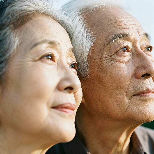 特写镜头，聚焦父母的面部，清晰展现他们鬓角的白发和眼角的皱纹，两人眼神温柔，看向远方，画面温暖充满故事感，光影柔和，写实风格，质感细腻