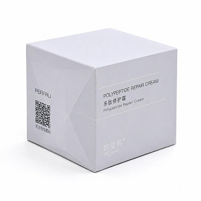 产品精修，产品置于纯白背景上，专业商业棚拍光，5500K标准中性白光，轮廓光，体积光，曝光正确，强烈真实立体感，标准透视校正，正常透视焦段，保持前侧视图机位，接地处保留干净浅淡的自然接触阴影，严禁大片投影、脏灰阴影和悬浮感，主体居中，商品完整入画不裁切，商品外轮廓视觉体量约画面60%-80%，四边均匀留白约10%-20%，严禁满幅铺满与贴边顶满，极致超清画质，细节清晰锐利，3D高清渲染质感，商业级实拍质感，保留原图真实材质与结构细节，明显提升商品表面洁净度，清理灰尘、污渍、指纹、油污、胶痕，修复划痕、磨损、使用旧痕，翻新为干净商业新品感，修复边缘毛糙、锯齿，边缘自然清晰锐利，严格锁定原图商品颜色，保留原图浅灰白色的颜色倾向，严禁提白、漂白、冷白化、去色或融入白底，精准还原色彩，锁定原图商品轮廓、件数、部件位置、连接关系、标签文字和可见功能细节，只做精修不重绘结构，外盒结构与原图一致，盒身文字与Logo零改写，禁止改变盒型或标签排版，哑光/半哑光塑料质感，柔和漫反射，低高光，表面细腻光滑，呈现光滑细腻塑料质感，强化材质细节，文字清晰，质感高级，符合主图标准，前侧视图，比例1:1