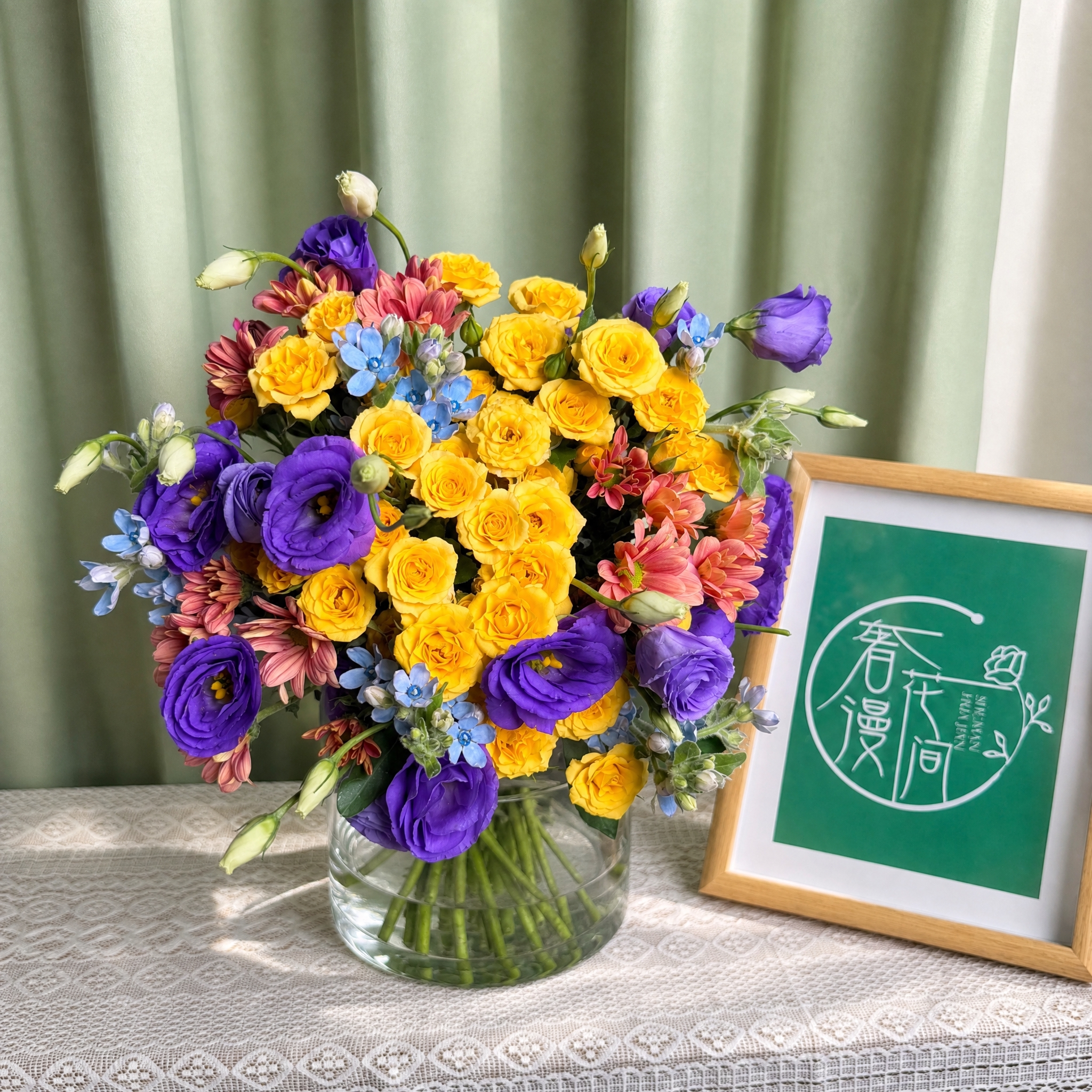 将产品图中的混合花束（黄玫瑰、紫洋桔梗、粉非洲菊、蓝星花）替换… - 图片创意预览