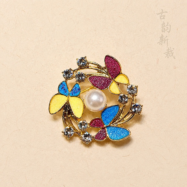 「图片1」，生成一套主图（5张），商品名称是珐琅工艺胸针，卖点是古风古色，风格是古风、珐琅工艺，图案是蝴蝶和珍珠，适配抖音平台，主图比例为1:1。参考图如下「图片1」「图片1」「图片1」「图片1」「图片1」「图片1」