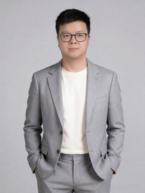 将图中人物的头部适当缩小，保持身体其他部分和背景不变，整体比例协调自然预览效果