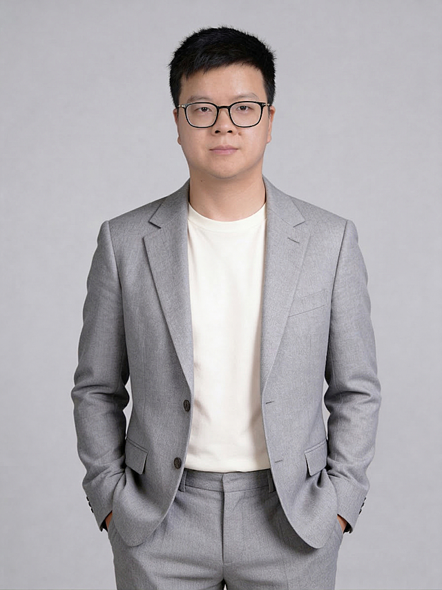 将图中人物的头部适当缩小，保持身体其他部分和背景不变，整体比例协调自然