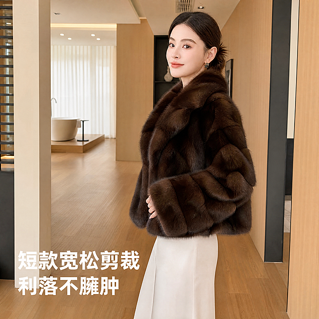 [主图-2] 深棕色紫貂西服领短款皮草外套侧面版型展示
[氛围风格] 高级轻奢风，松弛氛围感，都市简约时尚
[画质] 商业摄影质感，光线柔和通透，产品清晰真实，画面干净高级
[元素] 保持原产品外观（物理结构、材质质感、颜色）与输入图片绝对一致，杜绝任何变形和色差，精细化处理。和主图1同一个亚洲女模特，妆容精致皮肤白皙，穿着同款深棕色仿紫貂皮草短外套搭配白色半身裙，侧身45度展示短款宽松剪裁版型，凸显利落腰线。背景为和主图1统一的浅木色轻奢室内空间，保持风格一致性。商品主体占比严格控制在70%左右，画面满屏无边框
[光影] 柔和室内自然光，勾勒侧面版型轮廓，皮草毛绒纹理清晰自然，光影层次均匀
[配色] 主色调为深棕色皮草，辅助色为白色下装、浅木色背景，整体色调和谐统一
[视角构图] 45度侧视平视，突出短款剪裁利落不臃肿的特点，景深适中
[文字版式] 左下角负空间左对齐，文案："短款宽松剪裁
利落不臃肿"，大字加粗清晰可读，不遮挡产品主体
[比例分辨率] 1:1比例，4K分辨率，文字清晰锐利，画面超高清
[负向提示词] 变形，水印，文字错乱，产品图模糊，背景杂乱，换模特，重复构图，文字遮挡主体