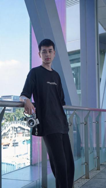 保留原图人物不变，降低并修复图片中的白色高光过曝部分，让背景高光部分恢复正常细节，整体色调保持自然预览效果