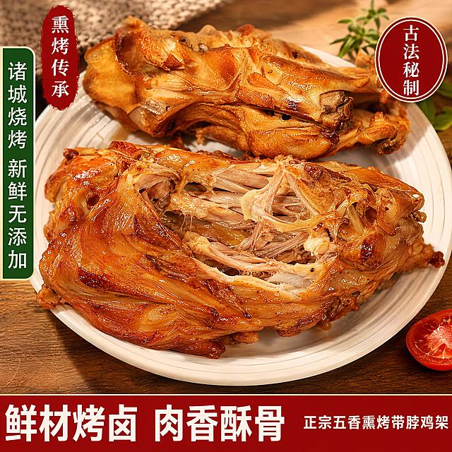 拼多多电商主图第三张，诸城熏鸡架细节特写与肉香酥骨卖点图，微距美食摄影风格，暖棕色调。画面主体为两只熏鸡架并排摆放在白色瓷盘里，前景一只鸡架有局部撕开的效果，露出里面鲜嫩入味的肉丝和骨髓，肉质丝丝分明，熏烤色泽从表皮深入肌理，展现肉香酥骨的质感。背景为浅棕色木质桌面，右上角有一小片绿色香草叶点缀，左上角有一块编织餐布边缘，右下角有半个小番茄装饰，画面简洁突出产品细节。平视微俯角度，暖黄色柔光从右侧照射，鸡架表皮油亮反光，撕开的肉质纤维清晰，有诱人的汁水光泽，景深较浅背景虚化，主体突出。商品主体占画面75%左右。画面顶部左侧红色竖条标签，白色字“熏烤传承”；顶部右侧圆形红边标签，内竖排白字“古法秘制”。左侧竖排深绿色长条标签，白色字“诸城烧烤 新鲜无添加”。画面底部通栏深红色底，左侧大号白色粗体字“鲜材烤卤 肉香酥骨”，右侧稍小白字“正宗五香熏烤带脖鸡架”。文字不遮挡主体细节，1:1正方形比例，超高清微距美食摄影质感。保持鸡架产品外观与输入产品图一致，杜绝变形色差。