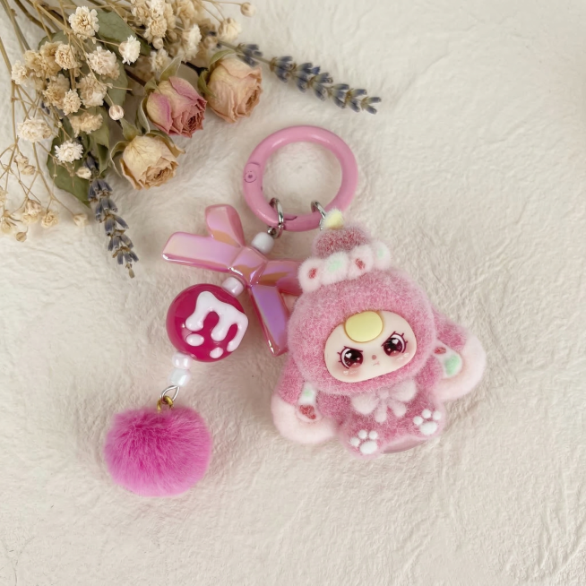 将这张毛绒挂件商品的背景换成奶油风ins风格，保持主体挂件商品结构和颜色完全不变，只更换背景。让商品居中放置，商品大小比例合适不要太小。背景为奶白色肌理感桌面，左上角点缀干燥花装饰，柔和自然光，光影温预览效果