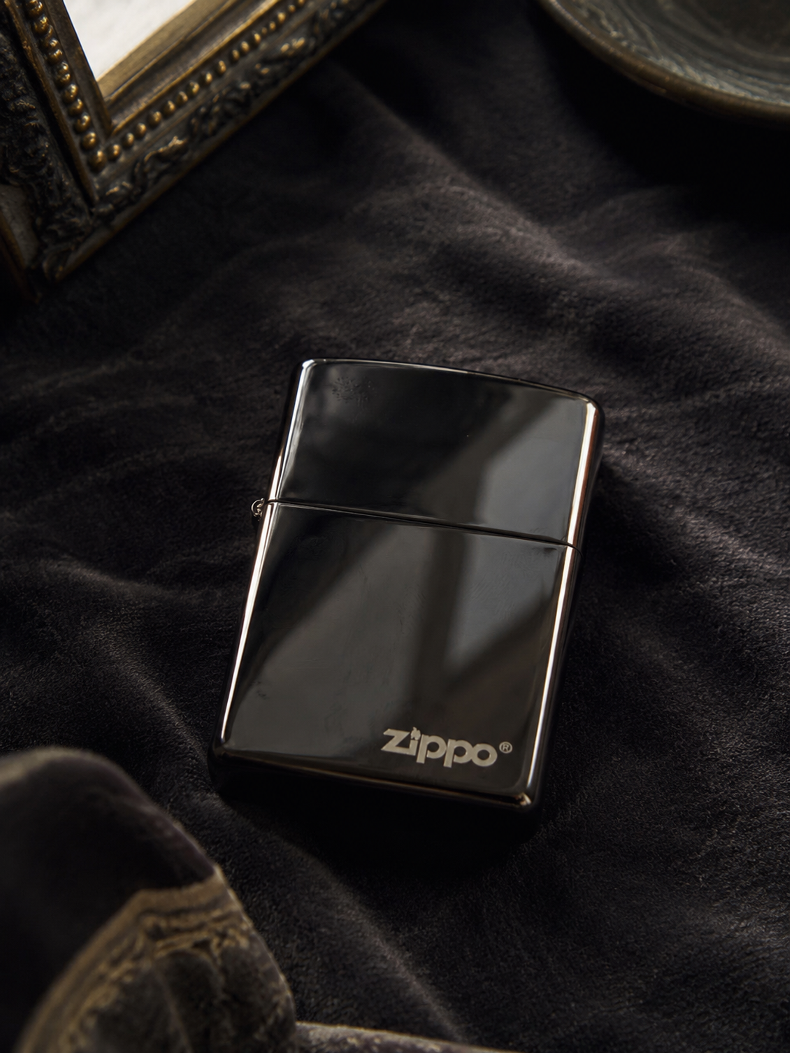 奢侈品商业静物摄影，主体为参考图同款黑色亮面Zippo打火机，… - 图片创意预览