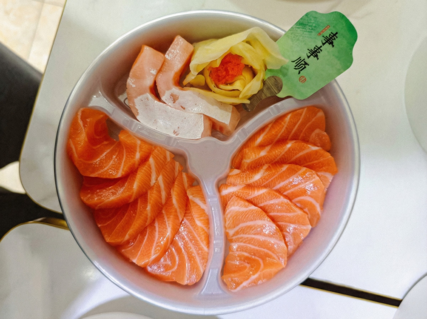 将门店图片调整为商业摄影级画质：先智能修复画面噪点、模糊问题，提升至 8K 超清分辨率，精准锐化门店招牌、橱窗陈列、墙面纹理等细节，不出现过度锐化的生硬感；校正白平衡，还原门店真实色彩，自然调节饱和度预览效果