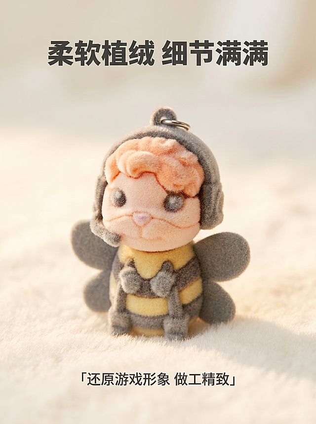 [主图 3] 细节展示三角洲哈基蜂植绒挂件公仔；[氛围风格] 温馨舒适家居治愈风；[画质] 商业摄影质感、光线柔和通透、产品清晰真实、画面干净高级；[元素] 极致微距放大展示植绒纹理，产品主体放置在画面中心，聚焦展示公仔脸部绒毛、身体条纹植绒和顶部挂扣细节，保持产品细节、颜色、材质与原图完全一致；背景为柔和模糊的奶白色，突出细节主体，商品占比约75%；[光影] 柔和侧逆光，突出植绒的毛绒质感和纹理细节，阴影过渡自然；[配色] 柔和暖调，背景浅奶白，产品颜色自然呈现；[视角构图] 微距特写视角，突出核心纹理细节；[文字版式] 顶部居中标题 "柔软植绒 细节满满" 深灰色粗体，底部小字号标注「还原游戏形象 做工精致」，文字不遮挡主体细节；[比例分辨率] 3:4 比例，2k 分辨率；文字清晰锐利，画面超高清；[负向提示词] 变形，水印，文字错乱，产品图模糊，背景杂乱，纹理模糊，植绒质感丢失