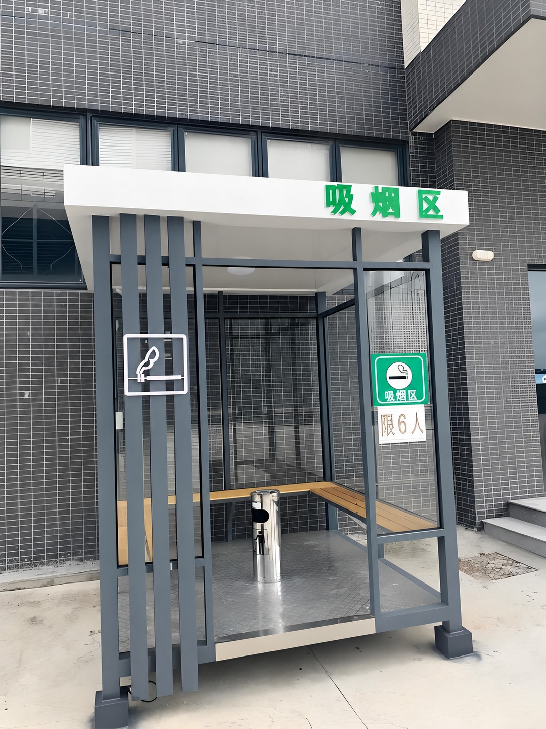 移除图片右下角的水印，自然修复被移除的地面区域，保持原图所有内… - 图片创意预览