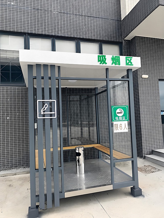 移除图片右下角的水印，自然修复被移除的地面区域，保持原图所有内容、尺寸和画质不变，输出干净无水印的图片
