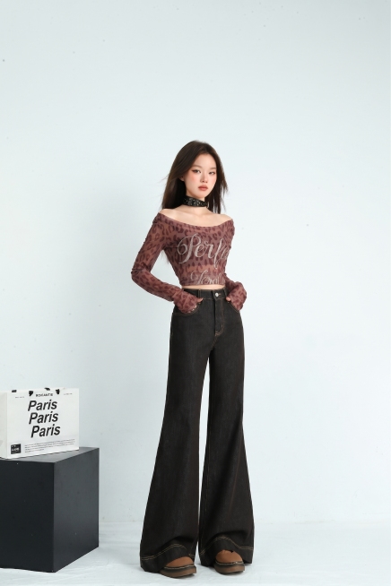 【主体保护指令】请保持参考图 2 中的【服装、穿着形态、构图】一致，包括服装款式/颜色/材质、合身度，不做改动。将模特的整体替换为参考图1新模特特征，保留原姿势（姿态/手位/脚位/头部朝向完全一致），预览效果