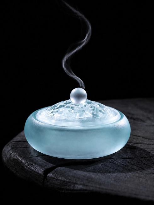保持原图香薰炉、背景、木台、光影、颜色、构图完全不变，仅在图片中红色轨迹位置生成一缕真实香薰烟雾。烟雾必须从香薰炉顶部圆珠中心自然升起，以红色轨迹作为唯一运动路径，全程紧贴红线缓慢上升，不允许偏离轨迹预览效果