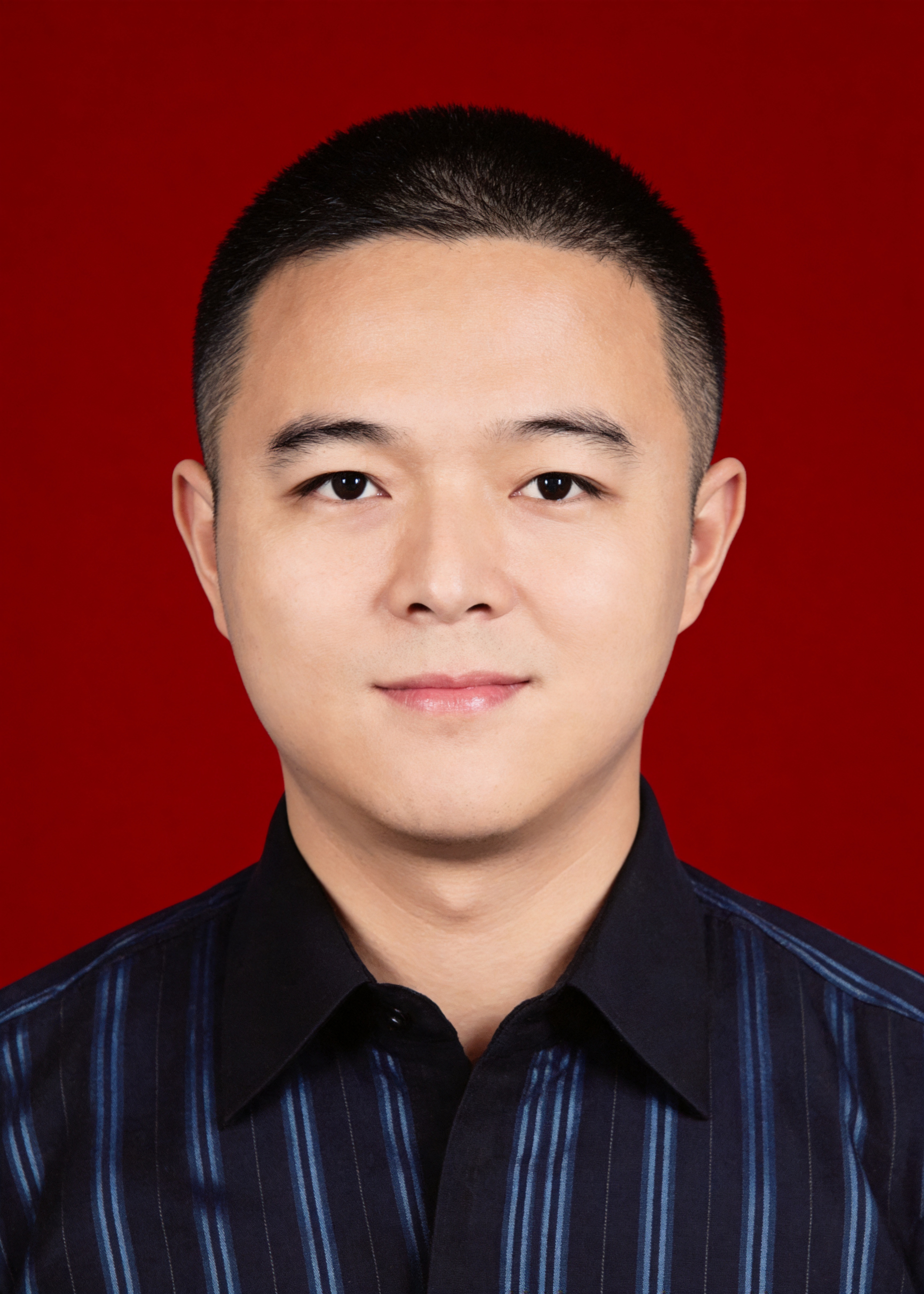 保留第一张图中人物发型、脸型、年龄特征生成标准样式纯正面证件照… - 图片创意预览