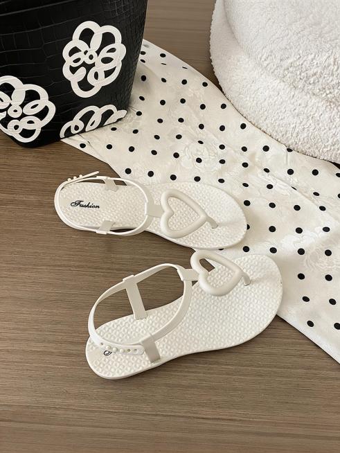 保持图片原有内容不变，仅调整图片比例为3:4，不要改变图片的内容和构图预览效果