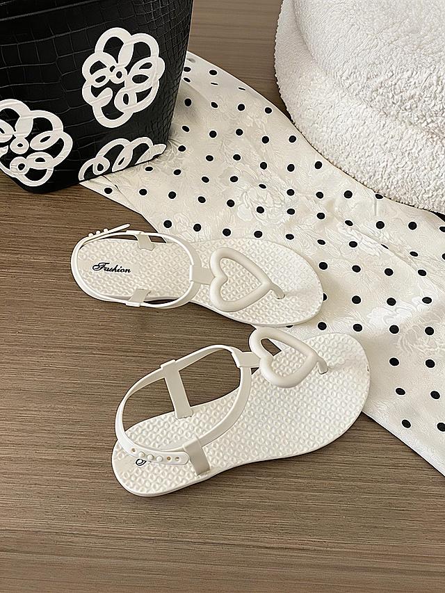 保持图片原有内容不变，仅调整图片比例为3:4，不要改变图片的内容和构图