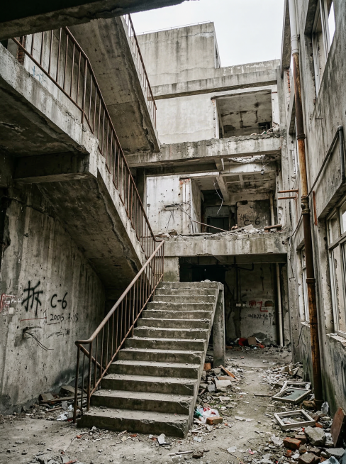 拆迁遗留的清水楼道实拍，水泥墙面，裸露楼梯，废弃空楼，真实纪实摄影风格预览效果