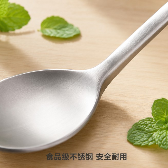 [主图-3]材质细节展示，微距特写长柄搅拌勺的勺头和手柄连接处。保持产品材质与原图一致，突出不锈钢细腻金属磨砂质感，展示边缘圆润打磨处理，做工精细无毛刺。侧逆光拍摄，突出不锈钢金属光泽，背景为干净浅木预览效果