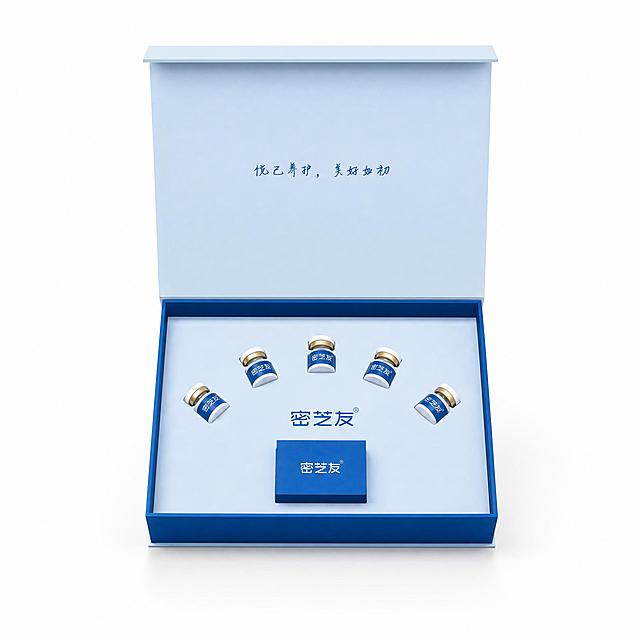 产品精修，产品置于纯白背景上，专业商业棚拍光，5500K标准中性白光，轮廓光，体积光，曝光正确，强烈真实立体感，接地处保留干净浅淡的自然接触阴影，严禁大片投影、脏灰阴影和悬浮感，主体居中，商品完整入画不裁切，多品或套装整体算一组，商品外轮廓视觉体量约画面60%-80%，四边均匀留白约10%-20%，严禁满幅铺满与贴边顶满，极致超清画质，细节清晰锐利，商业级实拍质感，保留原图真实材质与结构细节，提升商品洁净度和商业新品感，清除旧痕、灰暗、脏斑和不均匀色块，保留原图颜色分区、材质色相、结构和功能细节，禁止整体提亮改色，修复边缘毛糙、锯齿、断边和抠图感，边缘自然清晰过渡，基于原图材质恢复纹理、颗粒、折射、高光和工艺细节，避免糊成塑料感，锁定原图商品颜色，多件商品逐件对应原图色相、材质光泽和分段色块边界，锁定原图商品轮廓、件数、部件位置、连接关系、标签文字和可见功能细节，只做精修不重绘结构，全部商品须入画，件数、配色SKU、材质光泽逐件对应原图，严禁丢件、合并、串色或互换颜色，瓶身、瓶盖、标签和外盒结构与原图一致，瓶身文字与Logo零改写，禁止改变瓶型、盖型或标签排版，礼盒外盒：哑光/半哑光塑料质感，柔和漫反射，低高光；小瓶瓶身：亮面塑料质感，高光明确，曲面反光顺滑；瓶盖金属件：光面金属质感按原图锁定，高光边线清晰，反射干净但不过度镜面化，前侧视图，严格保持原图透视，严禁扶正，严禁镜像翻转，比例1:1