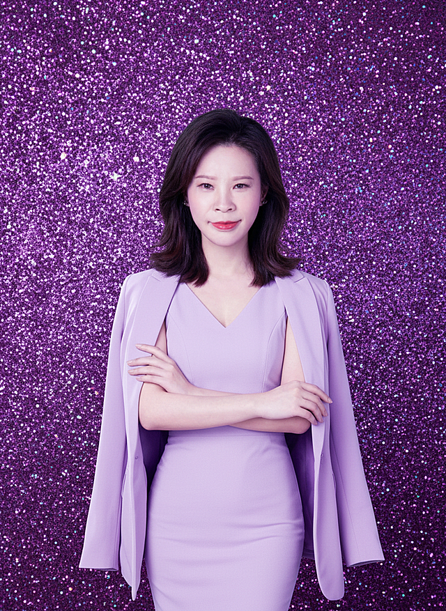 衣服浅紫色，背景紫色亮片