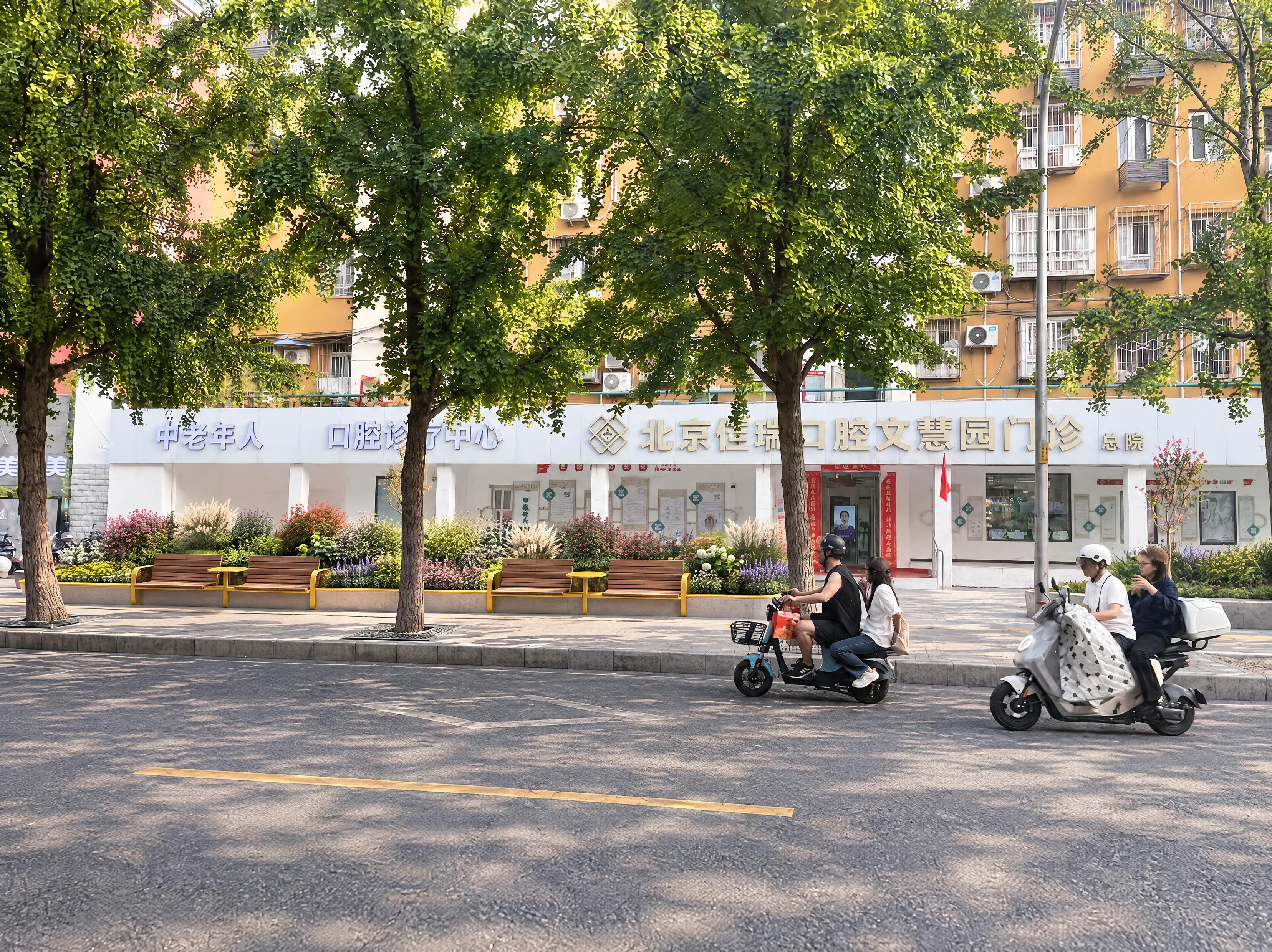 严格保持原图的拍摄角度、建筑布局、道路走向、树木位置、人物与车… - 图片创意预览