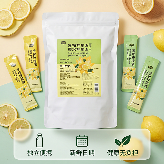 [主图 5] 冷榨柠檬液组合全家福展示图
[氛围风格] 温馨舒适马卡龙色系治愈风
[画质] 商业摄影质感、光线柔和通透、产品清晰真实、画面干净高级
[元素] 整袋冷榨柠檬液组合居中摆放，周围整齐排列两种口味的独立小包装各两袋，底部散落几片新鲜香水柠檬，整体摆放整齐干净，展示全系列产品组合。保持产品外观与输入产品图绝对一致，杜绝任何变形和色差。商品主体占比约70%，画面满屏无边框。
[光影] 均匀柔和自然光，产品明暗清晰，阴影柔和不突兀，整体通透干净
[配色] 马卡龙浅色系，浅黄浅绿搭配白色浅木色背景，治愈温馨
[视角构图] 俯视对称构图，所有产品完整展示，一目了然
[文字版式] 底部半透明浅灰色悬浮条横向排列服务亮点：「独立便携」「新鲜日期」「健康无负担」图标加文字，深绿色文字清晰易读，不遮挡产品主体。
[比例分辨率] 1:1比例，2k分辨率，文字清晰锐利，画面超高清
[负向提示词] 变形，水印，文字错乱，产品图模糊，背景杂乱