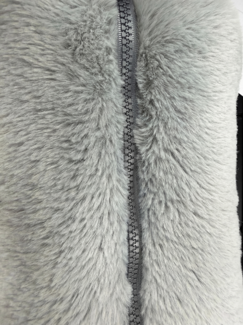 将图中黑色拉链修改为图二PANTONE Cool Gray 7 C的灰色，保持拉链纹理不变，保证拉链颜色与色卡颜色一致没有色差，其余灰色毛绒部分保持原样不变预览效果