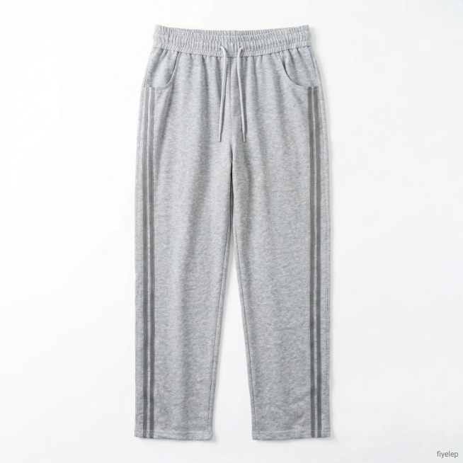 [主图 5] 男士灰色休闲卫裤正面平铺白底展示
[氛围/风格] 干净简约，均匀光线，标准产品展示
[画面元素] 灰色休闲卫裤正面平整平铺在纯白色背景上，裤子整体轮廓完整，抽绳、口袋、侧边双杠条纹清晰可预览效果