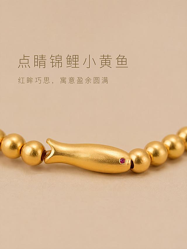 [第3屏] 核心卖点版块-点睛锦鲤小黄鱼红眸细节特写。本屏使用【图1】作为商品主体，微距特写锦鲤吊饰部分。
[氛围/风格] 纯粹静物特写，一镜一卖点，极简留白突出工艺亮点，珠宝级高级质感。
[元素布局] 微距特写锦鲤小黄鱼吊饰，聚焦锦鲤紫红鱼眼巧思与鱼身流畅线条，两侧金珠自然衔接；仅原木纯色衬底，零繁杂装饰；锦鲤造型、鱼眼紫红色、哑光金色质感、金珠尺寸与输入产品图完全一致。
[光影质感] 漫射柔光，金属光泽细腻柔和，鱼眼微亮作为视觉锚点，无硬阴影。
[配色色系] 统一哑光暖棕低饱和底色 #C9B8A4；主色哑光足金；点缀色锦鲤紫红鱼眼。
[视角构图] 微距特写视角，浅景深，锦鲤位于画面中心偏下，上方与右侧大面积留白。
[文字版式] 简约短句克制排版，文字纤细浅咖色；留白区主标题「点睛锦鲤小黄鱼」，副标题「红眸巧思，寓意盈余圆满」；纤细思源黑体，字号克制，不浮夸。
[比例分辨率] 3:4竖版比例，4K分辨率，文字清晰可辨。
[负向提示词] 锦鲤变形，鱼眼颜色错误，金珠大小不均，花哨贴纸，渐变装饰，水印，文字错乱，背景杂乱。