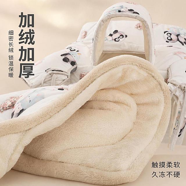 [主图-3] 冬季亲子挡风被加绒材质细节展示图
[氛围风格] 微距细节质感展示，突出品质感
[画质] 商业摄影质感、光线柔和通透、产品清晰真实、画面干净高级
[元素] 局部放大展示挡风被内侧加绒面料，打开内胆展示米黄色柔软绒面，外层面料保留原有熊猫印花，前景为绒面特写，背景带出完整挡风被轮廓。保持产品材质结构颜色与输入产品图绝对一致，杜绝变形和色差，精细化处理绒面蓬松纹理
[光影] 侧逆光突出绒面纤维质感，光线柔和通透，清晰展示蓬松厚度
[配色] 主色调米白加绒面暖米色，背景浅素色不抢主体
[视角构图] 局部特写结合轮廓展示，主体绒面占比70%，背景虚化突出细节
[文字版式] 左侧竖向文字，大字加绒加厚，粗体深灰色；小字细密长绒 锁温保暖，小号字同色系；右下角标注触摸柔软 久冻不硬，清晰可读不遮挡细节
[比例分辨率] 1:1 比例，4k 分辨率；文字清晰锐利，画面超高清
[负向提示词] 变形，文字错乱，产品图模糊，背景杂乱，水印，电商平台Logo