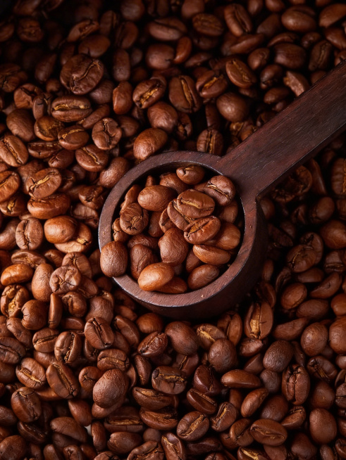 移除图片中的所有文字，包括“小满STUDIO 一用镜头定格美好一”、“COFFEE BEAN”和右下角的小红书号文字，保留咖啡豆和木勺的原始画面、纹理和颜色，不改变整体构图和内容预览效果