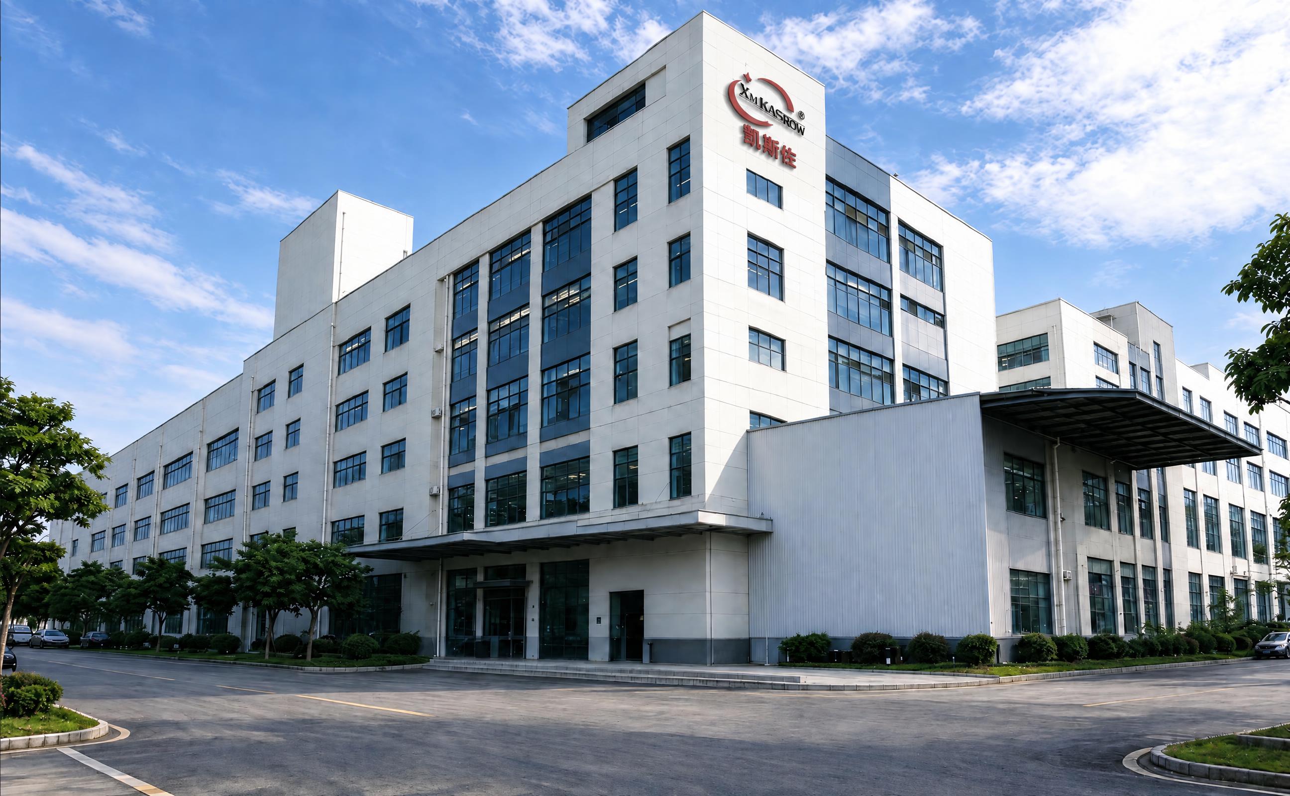 优化建筑顶部红色框位置的XM KASROW logo和'凯斯佐… - 图片创意预览
