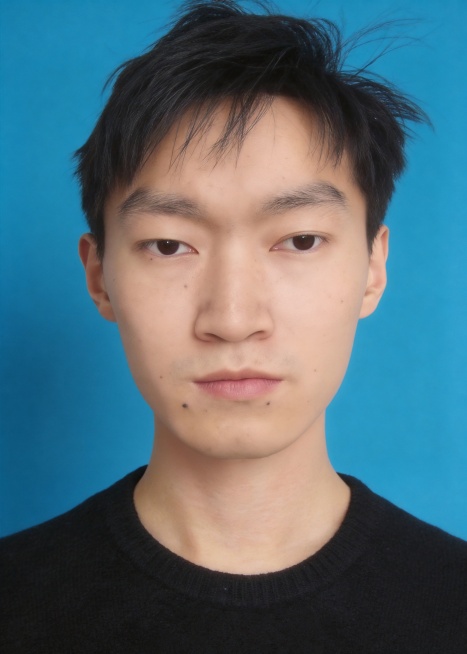 保留第一张图中人物发型、脸型、年龄以及所有面部原始特征（包含痣和皮肤质感），仅将背景修改为标准蓝色，不做任何美颜磨皮调整；人物主体严格居中,头部大小与位置严格对齐第二张图,双肩水平平衡,面部中轴线对齐预览效果