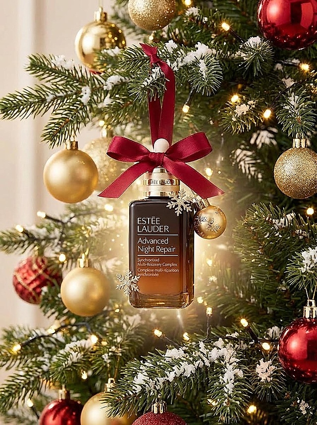 特写参考图产品挂在华丽的圣诞树上作为装饰之一。