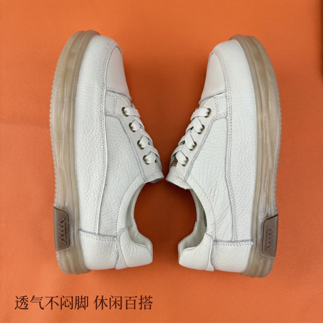 [主图主题]侧面版型设计展示
[氛围/风格]简约质感棚拍，流畅线条，简约高级
[画面元素]两只米白色头层牛皮休闲鞋侧面对放摆放，完整展示鞋身侧面流畅版型设计和半透明牛筋底厚度，鞋子颜色款式与参考图完全预览效果
