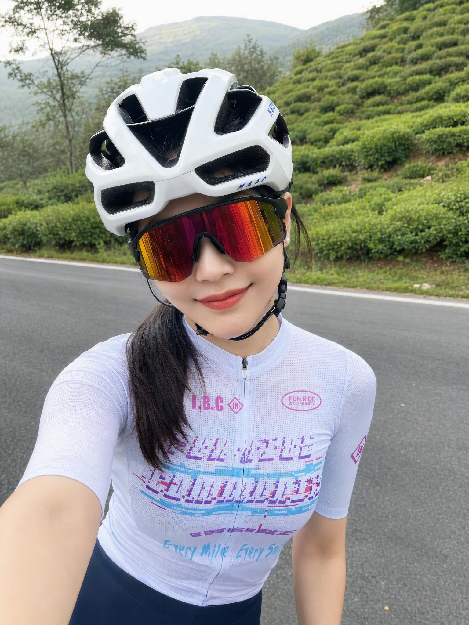 一位漂亮的中国年轻女生，五官精致，化着干净精致的妆容，哑光底妆… - 图片创意预览