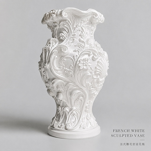 产品封面图 法式纯白色立体雕花宫廷花瓶侧角度展示，1:1正方形构图，商品主图。本屏使用【图4】作为商品主体。
[氛围/风格] 高级质感简约风，突出侧面雕花细节，电商主图清晰质感。
[元素布局] 花瓶斜向居中放置，占比约70%，背景纯净浅灰色，侧面雕花细节完整保留，结构造型与原图一致。
[光影质感] 侧光突出雕花凹凸立体感，明暗层次清晰，自然阴影增加落地感。
[配色色系] 背景 #F5F5F5，主体白色，低饱和度配色干净高级。
[视角构图] 45度斜侧居中构图，正方形1:1比例，视觉平衡。
[文字版式] 右下角极简产品名称标注，不遮挡主体雕花。
[比例分辨率] 1:1正方形，4K高清，文字清晰。
[负向提示词] 花瓶变形，细节模糊，颜色偏差，背景杂乱，文字遮挡，水印