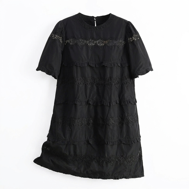 将这件黑色连衣裙展示在隐形模特上，不改变服装的颜色、版型和细节。正面视角，立体悬浮效果，自然垂坠，保留布料褶皱，无人物、无模特、无身体、原衣架移除，专业光影，纯白色背景，无阴影，服装居中，Negati预览效果