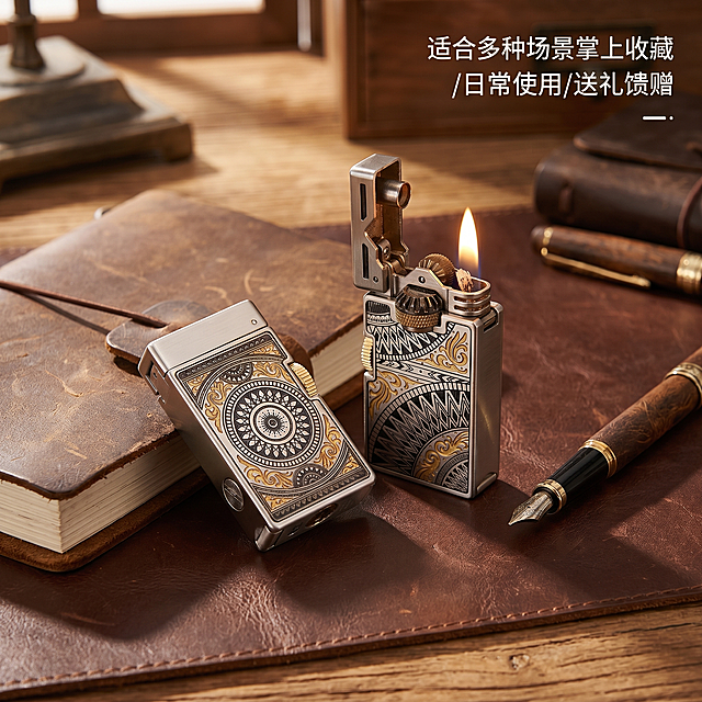 [主图 4] 打火机适用场景展示。
[氛围风格] 复古质感生活场景，氛围感拉满；
[画质] 商业摄影质感、光线柔和通透、产品清晰真实、画面干净高级。
[元素] 复古真皮男士桌面，打火机放置在深色实木桌面上，旁边搭配复古牛皮笔记本和钢笔，营造男士绅士氛围感。打火机完整展示，保持产品外观结构、材质质感、颜色与输入产品图绝对一致，杜绝任何变形和色差，精细化处理。商品主体占比约 60%，画面满屏无边框。
[光影] 午后侧窗自然光，光影柔和，木质桌面与打火机金属质感形成对比，暖调氛围温馨高级。
[配色] 深棕实木暖色调搭配打火机金属银黄铜金，复古沉稳质感。
[视角构图] 略微俯视，桌面场景自然布局，产品放置在视觉中心位置，景深适中，层次清晰。
[文字版式] 右上角负空间加文字「适合多种场景掌上收藏/日常使用/送礼馈赠」，白色清晰字体，不遮挡打火机主体。
[比例分辨率] 1:1 比例，2k 分辨率；文字清晰锐利，画面超高清。
[负向提示词] 变形，水印，文字错乱，产品图模糊，背景杂乱，遮挡主体。