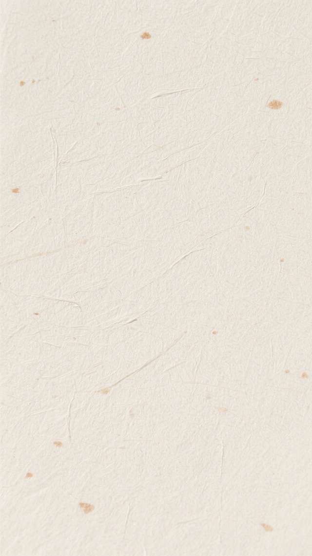 一张具有自然质感的米白色纸张纹理背景，表面布满细微的纤维纹路和不规则的浅褐色小斑点、短纤维杂质，整体呈现出柔和的哑光光泽，纹理细腻且分布自然，营造出质朴、原始的手工纸张氛围，色调统一为温暖的米白色，无任何文字、图案或其他装饰元素。